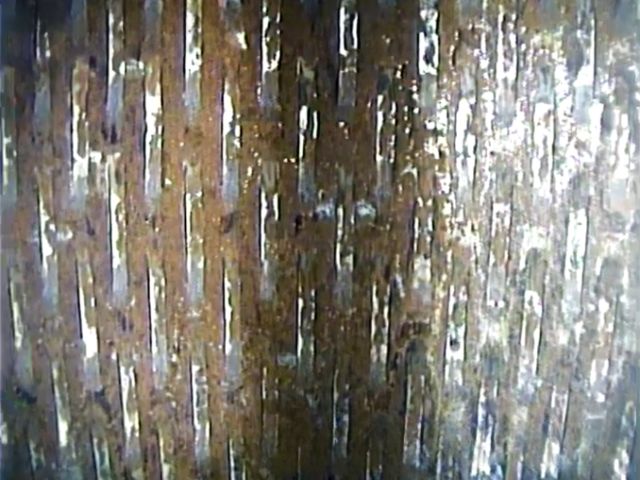 Crépines dégagées mais encore colorées après nettoyage de forage- Forapulse